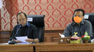 Gubernur Bali Wayan Koster berbicara tentang koreksi data kasus infeksi virus corona di provinsi itu dalam konferensi pers di Denpasar, Minggu, 3 Mei 2020.