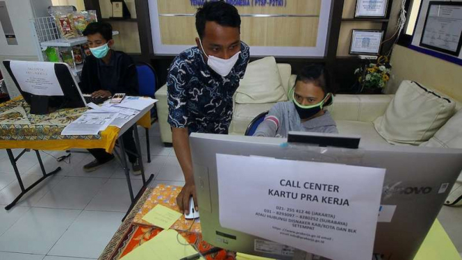 Petugas dampingi warga yang mendaftar Kartu Prakerja di Surabaya 13 April 2020. (Foto ilustrasi)