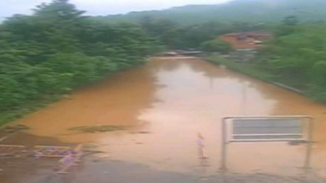 Gerbang Tol Cilegon Barat saat banjir.