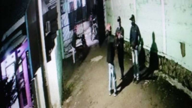 Tangkapan layar sebuah rekaman video yang memperlihatkan kawanan maling mencuri sepeda motor di satu kompleks perumahan di Depok, Jawa Barat, pada Senin dini hari, 4 Mei 2020.