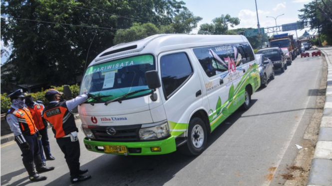 Penyekatan kendaraan yang hendak mudik di Kabupaten Bekasi Jawa Barat 