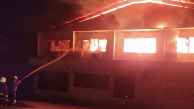 Sebuah pabrik pembuatan velk milik PT BSA Alloy Wheels di kawasan industri Jatake, Jalan Raya Industri Blok HF, Kabupaten Tangerang, ludes terbakar pada Rabu malam, 6 Mei 2020.