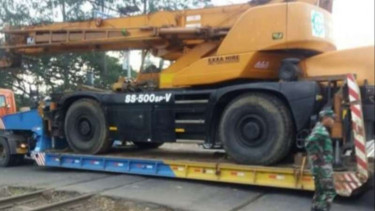 Truk pengangkut alat berat mogok di perlintasan kereta