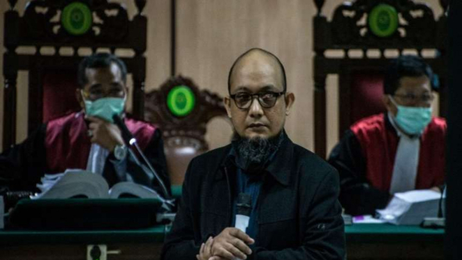 Penyidik KPK Novel Baswedan (tengah) selaku korban menjadi saksi dalam sidang 