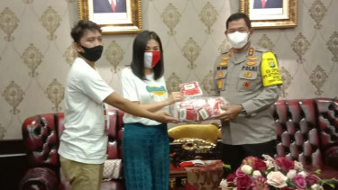 Pemberian masker merah putih
