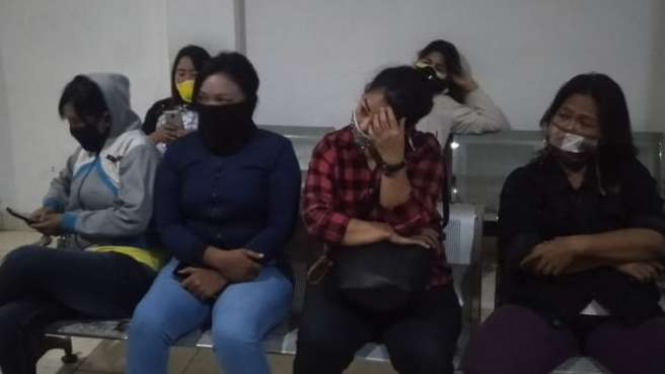 Aparat gabungan menggerebek sebuah kompleks lokalisasi di Gang Swadaya, Jalan Raya Parung-Bogor, Desa Kemang, Kecamatan Kemang, Kabupaten Bogor, Jawa Barat.