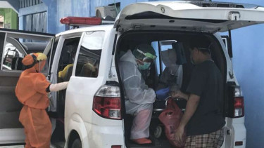 Petugas medis saat melakukan rapid test Corona di Jayapura