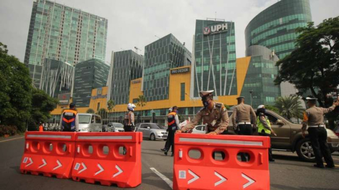 Polisi memasang 'water barrier' di Bundaran Waru saat PSBB Surabaya 
