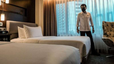 Menteri Pariwisata dan Ekonomi Kreatif, Wishnutama Kusubandio saat mengecek protokol kesehatan di kamar Hotel.