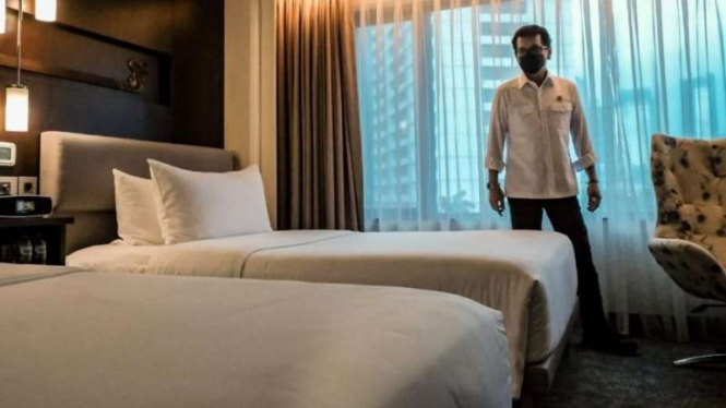 Menteri Pariwisata dan Ekonomi Kreatif, Wishnutama Kusubandio saat mengecek protokol kesehatan di kamar Hotel.