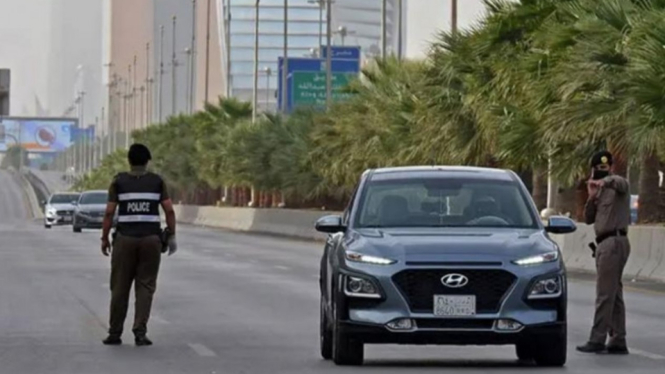 Polisi Arab Saudi sedang melakukan razia. 