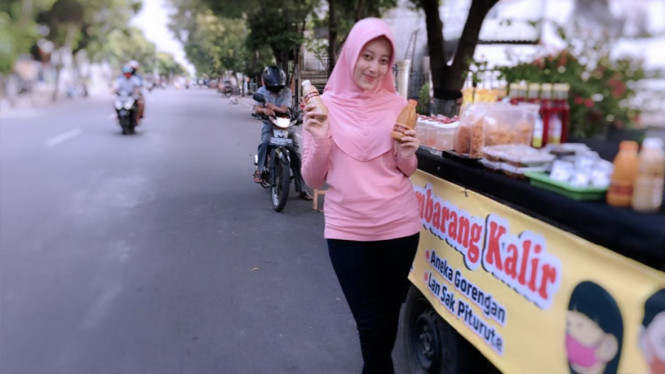 Vee Velinda harus alih profesi saat pandemi corona dengan jualan makanan siap saji. (foto: Vee/TIMES Indonesia)