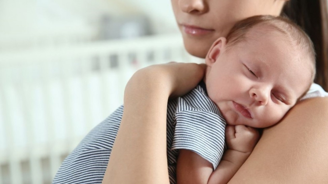 Cara mengatasi cegukan bayi.