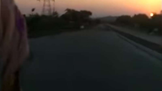Seorang Ibu di India riding 1.400 km jemput anak saat lockdown.
