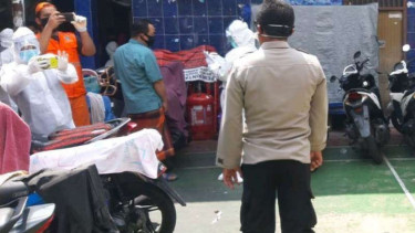 Petugas evakuasi warga di Tambora, Jakarta Barat.