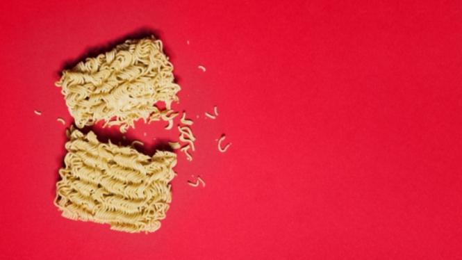 Mie instan.