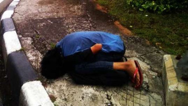 Seorang pria terkapar di depan Mall Gandaria City.