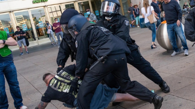 Demonstrasi menentang kebijakan lockdown di Berlin berakhir ricuh