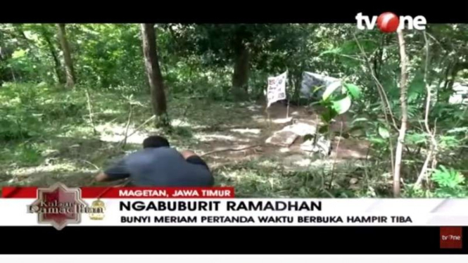 Permainan meriam pendem anak-anak di lereng Gunung Lawu, Magetan, Jawa Timur.