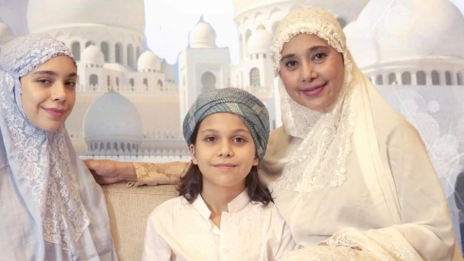 Ayu Azhari dan anak-anaknya