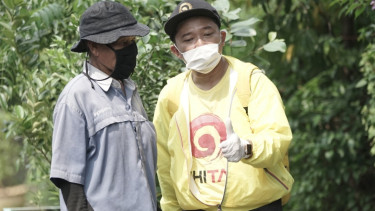 Pedagang keliling mendapat bantuan.