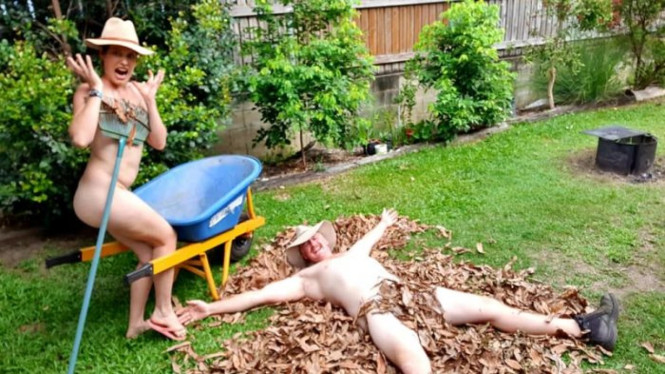 Wil Kemp dan Melanie Meaglia telah mengasah permainan World Naked Gardening Day mereka selama empat tahun.