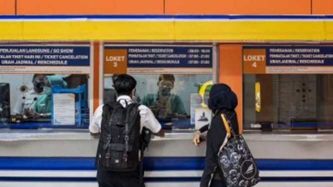 Ilustrasi penumpang membeli tiket Kereta Api.