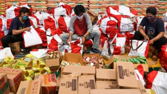 Pengemasan bantuan sosial (bansos) COVID-19. (Foto ilustrasi)