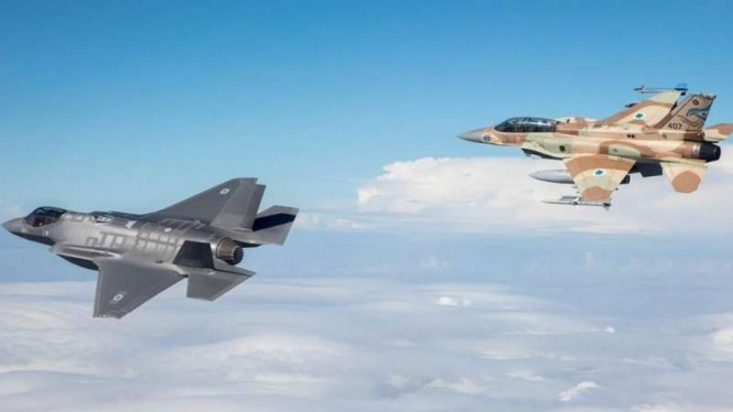 VIVA Militer: Jet Tempur Israel, F-35 (kiri) dan F-16 (kanan) - ilustrasi