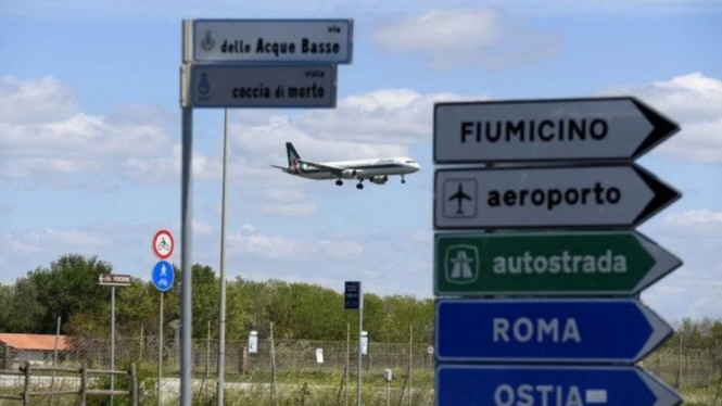 Ilustrasi kedatangan pesawat di bandara di Italia. 