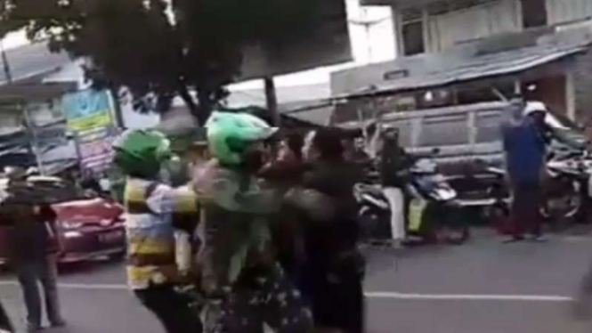VIVA Militer:  Prajurit TNI dianiaya preman.