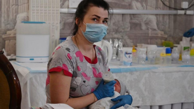 Virus corona telah menyebabkan bayi-bayi yang lahir dari ibu pengganti `terlantar`.-SERGEI SUPINSKY / AFP