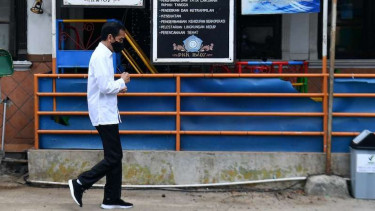 Presiden Jokowi berjalan kaki saat meninjau proses distribusi sembako di Jakarta. (Foto ilustrasi)