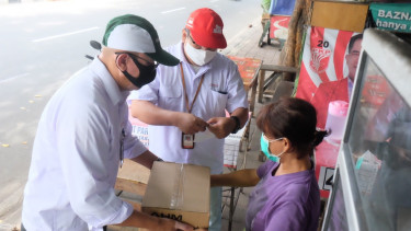 Pemberian sembako kepada masyarakat selama pandemi Covid-19di sekitar Pabrik AHM.