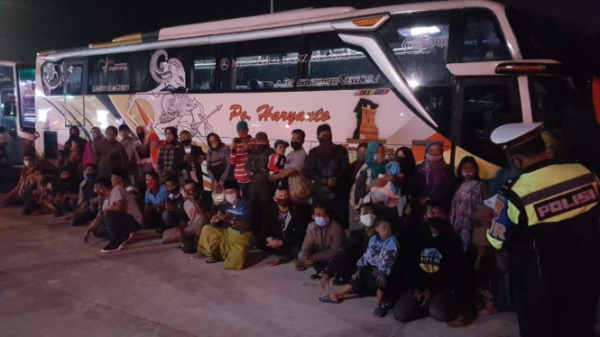 Polisi periksa tiga bus berisi pemudik dari Jakarta menuju ke Bangkalan, Madura