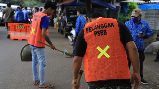 Pelanggar peraturan PSBB dikenakan sanksi sosial di Kota Tangerang 