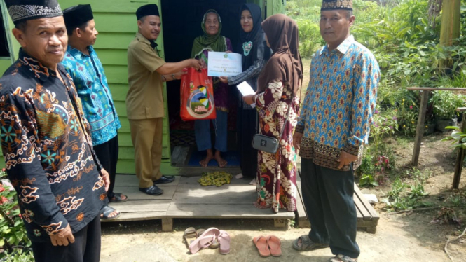 KUA Belitang saat bagikan sembako