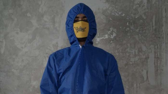 Pakaian hazmat atau pakaian dekontaminasi alias APD untuk tim medis dalam penanganan corona produksi sebuah distro di Kota Malang, Jawa Timur, yang dibagikan secara gratis kepada rumah-rumah sakit.