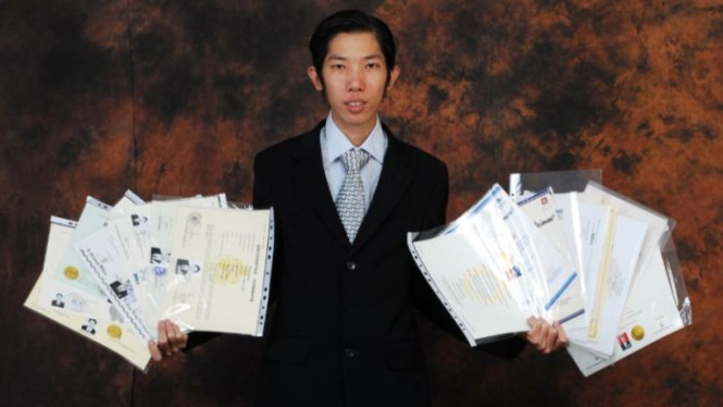 Welin Kusuma memiliki 15 gelar akademis mulai dari universitas negeri sampai universitas terbuka.