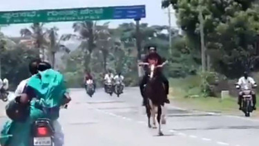 Pria berkuda di Jalan naik kuda.