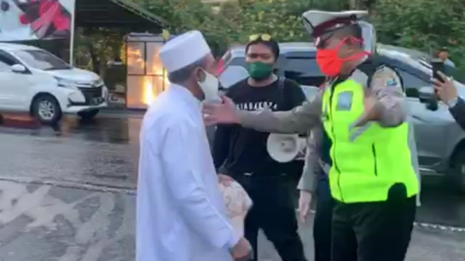 Habib Umar Abdullah Assegaf Bangil bersitegang dengan petugas PSBB