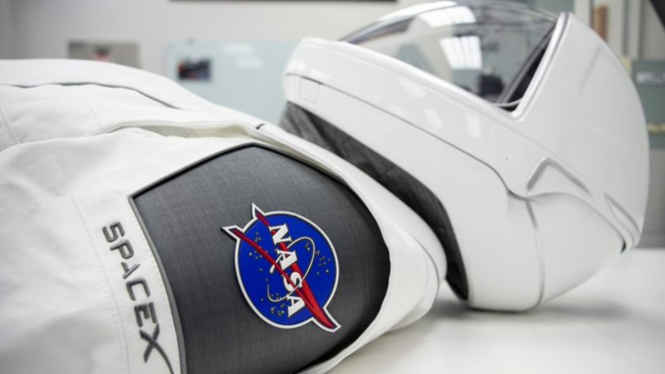 Ada logo SpaceX di seragam astronot NASA.