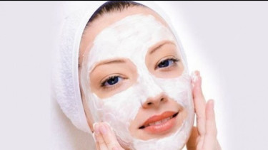 Menggunakan masker wajah alami.