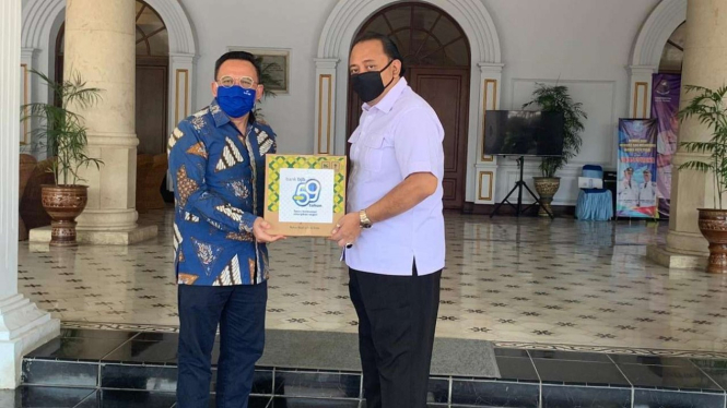 Penyerahan bantuan Covid-19 oleh Bank bjb yang diberikan oleh Pimpinan bank bjb Kantor Cabang (KC) Tegal M. Fajar Firdaus kepada Wali Kota Tegal Dedy Yon Supriyono di Rumah Dinas Pringgitan Wali Kota Tegal, Rabu (20/05/2020).