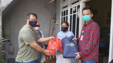 Penyerahan bantuan dari Living World Alam Sutera kepada masyarakat terdampak Covid-19.