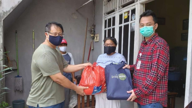Penyerahan bantuan dari Living World Alam Sutera kepada masyarakat terdampak Covid-19.