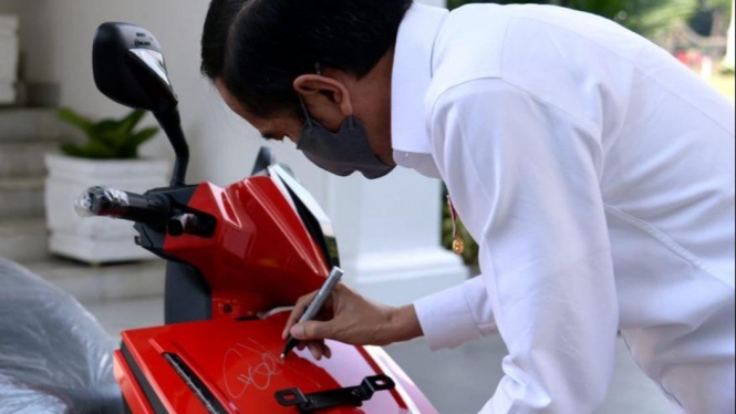 Joko Widodo dan motor listrik Gesits