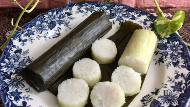 Lontong.