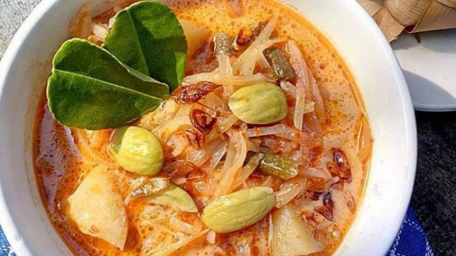 Sayur ketupat atau sayur labu siam.