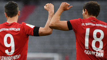 Pemain Bayern Munich, Robert Lewandowski dan Leon Goretzka rayakan gol.